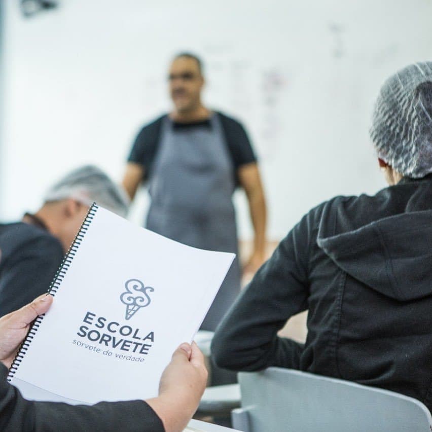 Aluno com a apostila durante aula na Escola Sorvete